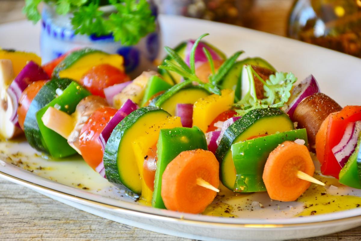 Drei vegetarische Grillspieße mit Paprika, Zucchini, Karotten und Zwiebel