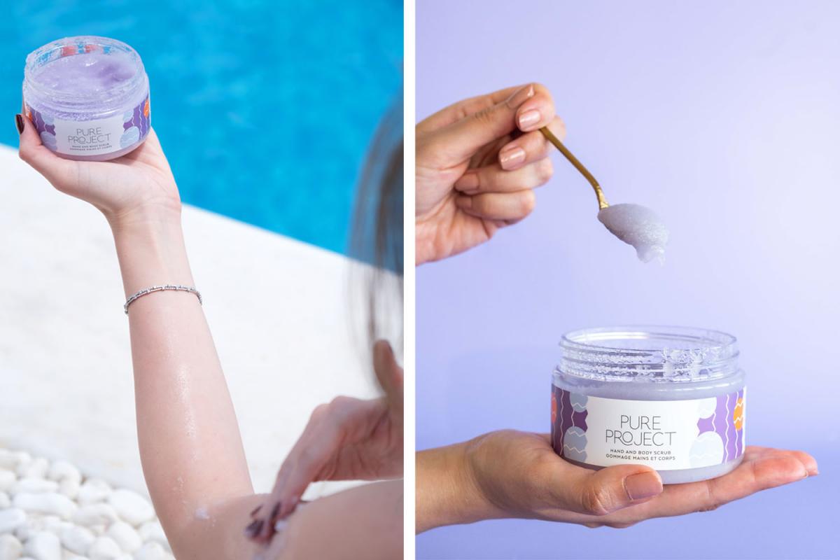 Bodyscrub von Pure Project auf zwei Bildern: Links sieht man eine Damen-Hand, die den Tiegel mit dem Peeling über einem Pool in der Hand hält. Rechts entnimmt eine Frau mit einem kleinen Löffel etwas von dem Peeling aus dem Tiegel.