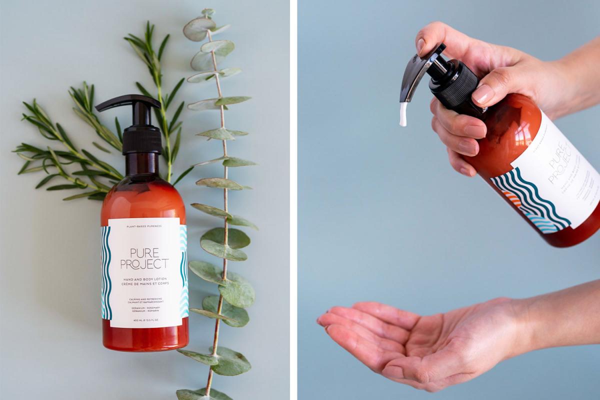 Die Hand & Body Lotion von Pure Project auf zwei Bildern: Links sieht man die Flasche mit Pumpfaufsatz vor einem Rosmarinzweig und einem Eukalyptuszweig. Rechts pumpt eine Damenhand aus der Flasche etwas Bodylotion in eine offene Hand.