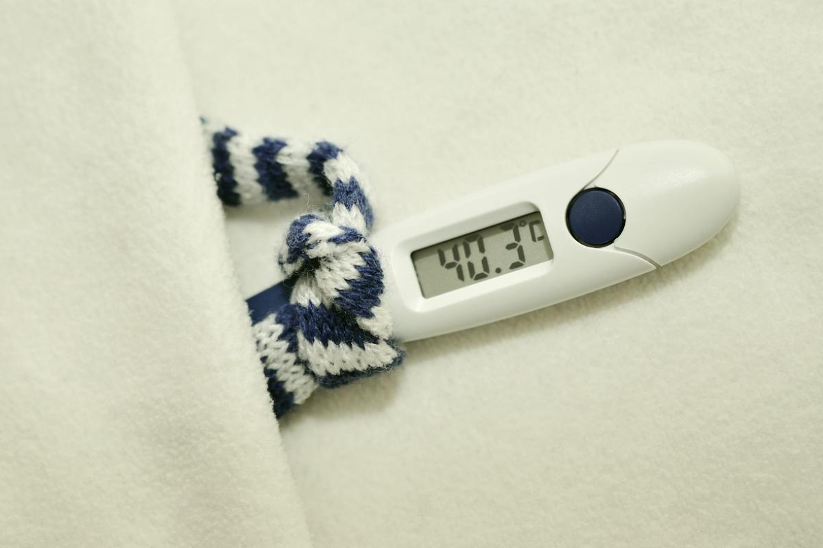 Fieberthermometer mit kleinem Schal